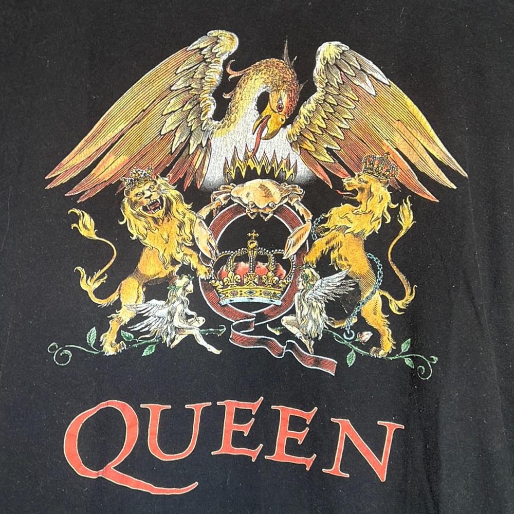 Queen Black Graphic Short Sleeve Tee with Gold and Red Crest